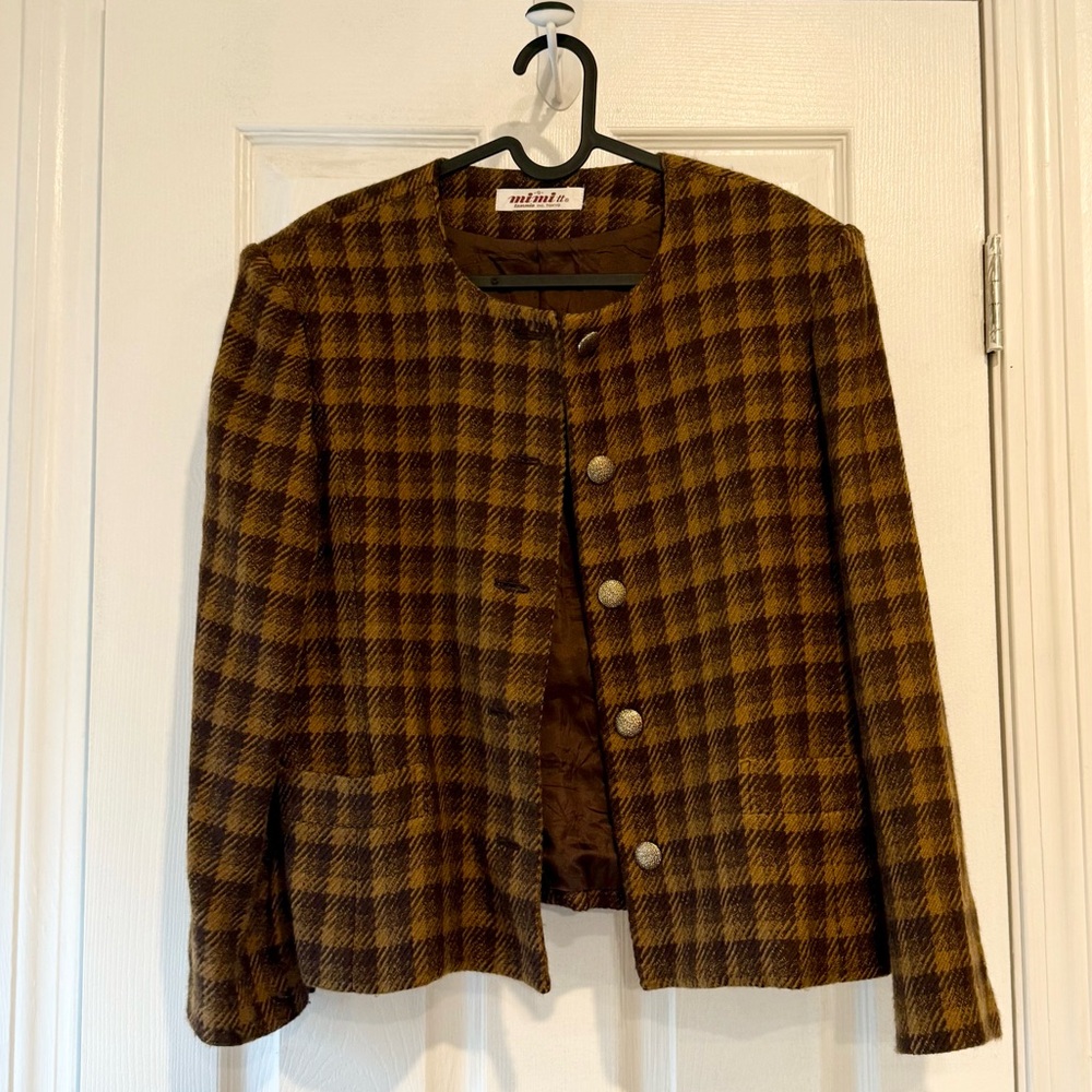In very good condition woolblend jacket in trendy brown check color